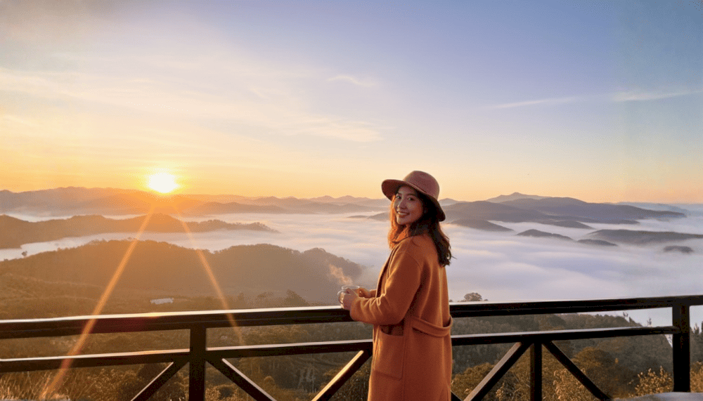 Biển m&acirc;y bồng bềnh v&agrave;o buổi s&aacute;ng sớm v&agrave; tận hưởng kh&ocirc;ng gian m&aacute;t mẻ đầu ng&agrave;y